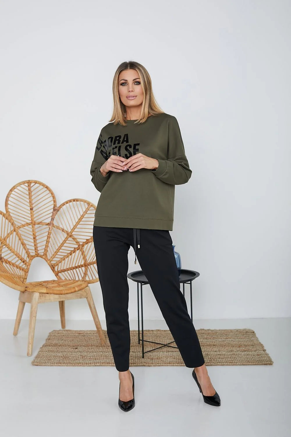 Ensemble sport-chic pour femme, pull doux, pantalon ajusté, style moderne, couleur terre, occasion quotidienne, confortable, polyvalent, vêtement tendance, mode automne, coupe relax, textile doux