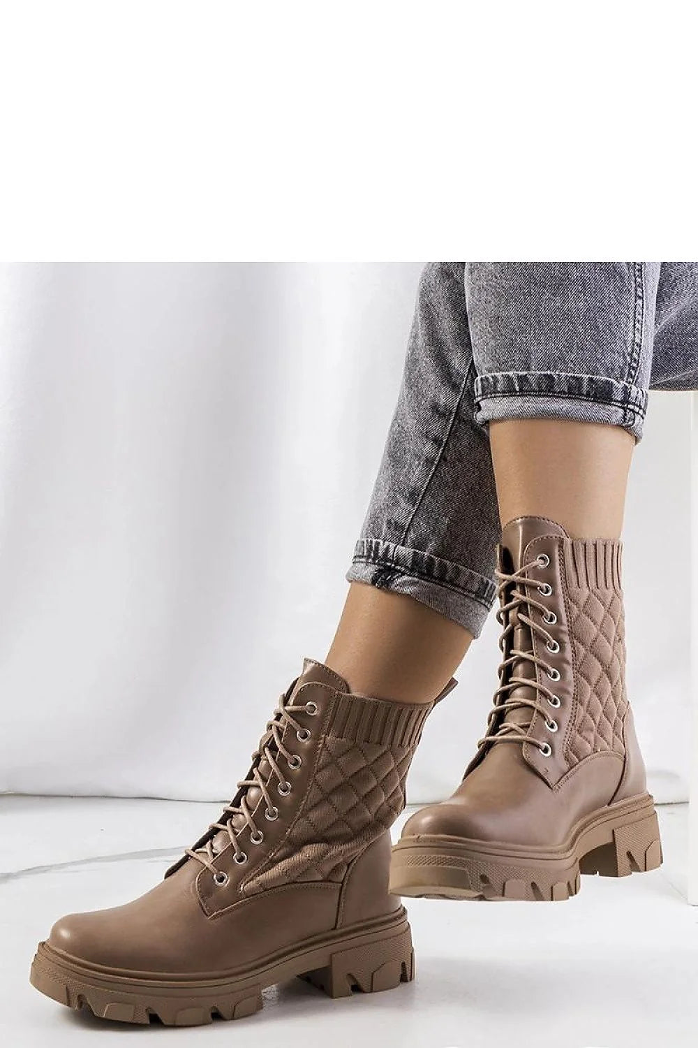 bottes femme combat montantes cuir matelassé beige taupe confortables urbaines lacets plateforme crantée épaisse bout rond col côtelé rembourrée résistante