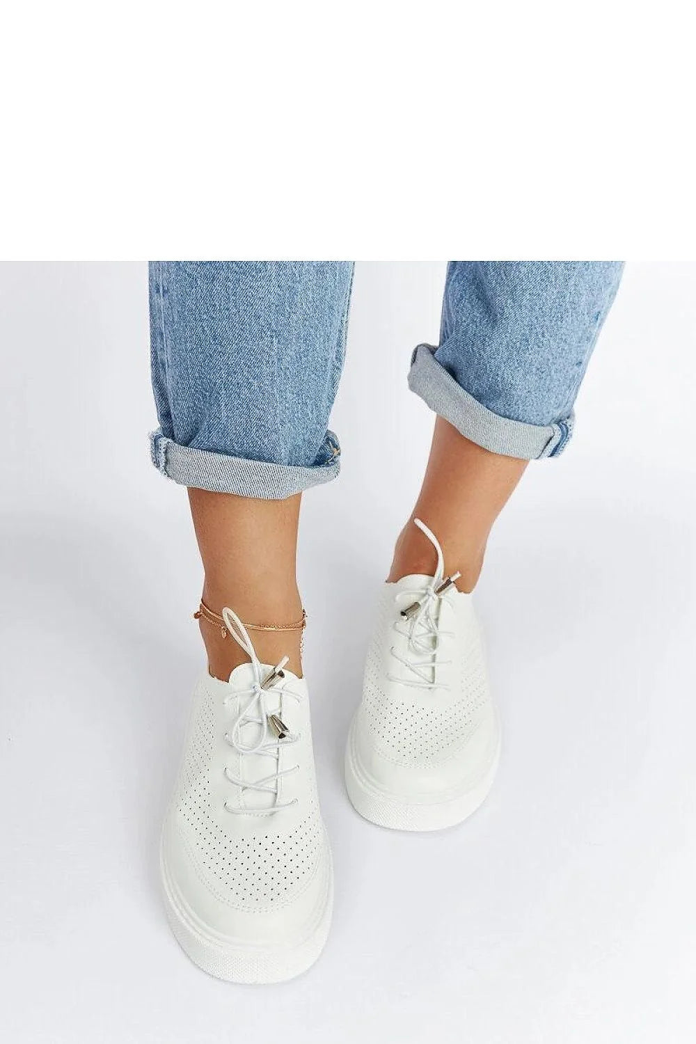 baskets femmes blanches cuir perforées minimalistes respirantes basses semelles caoutchouc plateformes antidérapantes amorties confortables lacets élastiques embouts métalliques