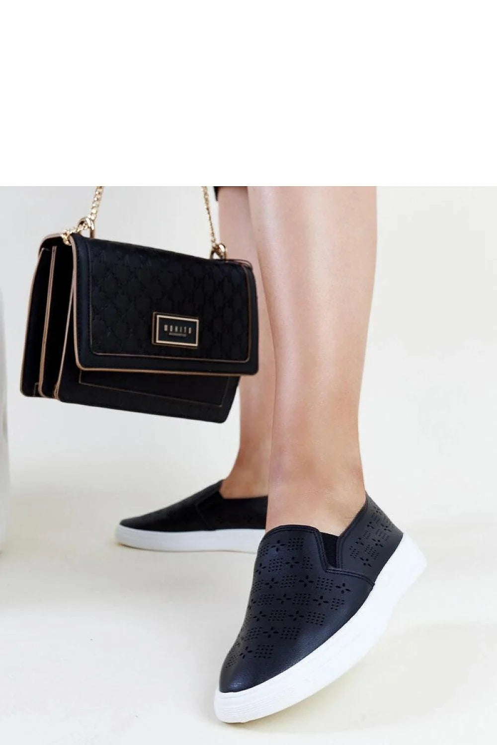 baskets slipon noires perforées cuir synthétique minimaliste moderne plateforme blanche épaisse confortables maintien respirantes semelle caoutchouc féminines élégantes durables sophistiquées