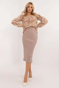 Jupe Relevance en tissu côtelé coton élasthanne silhouette midi taille élastiquée motif lisse style décontracté