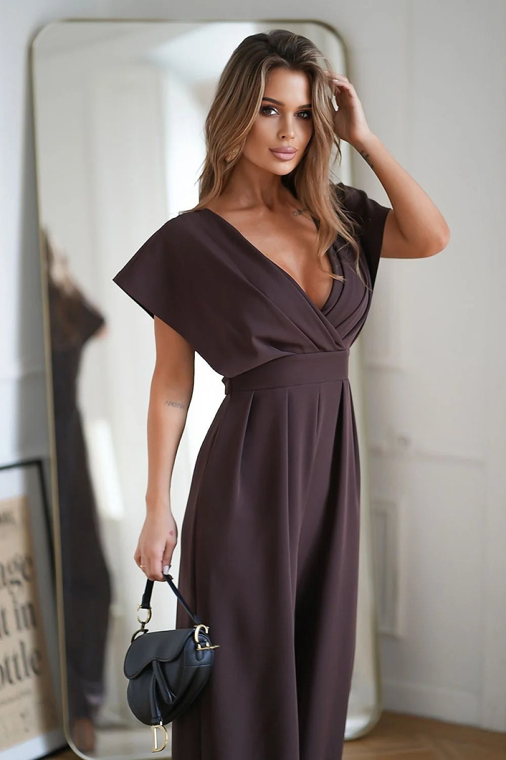 combinaison pantalon femme chic marron chocolat profond décolleté croisé manches kimono taille haute ceinture intégrée plis palazzo fluidité tombé structuré