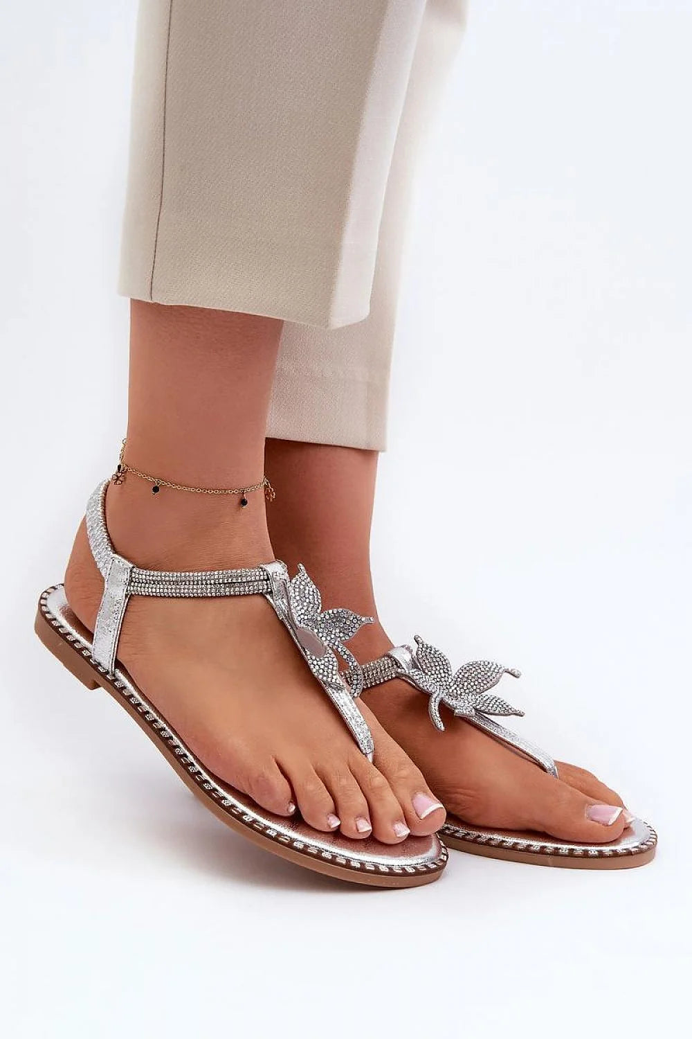 sandales plates Tstrap strass argentées cuir synthétique métallisé semelle fine marron surpiqûres rembourrées maintien cheville floral