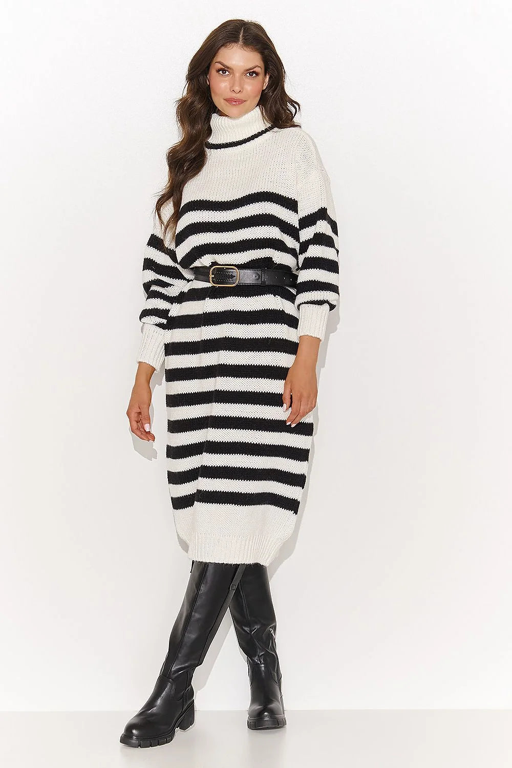 Robe-pull longue rayures noires et blanches col roulé épais manches volumineuses maille côtelée laine ou acrylique silhouette ample femme usage casual et semi-formel