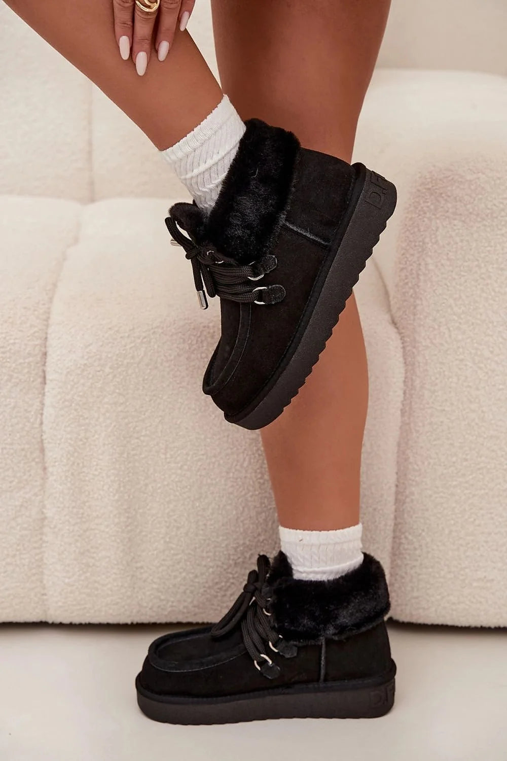bottines neige femme suédine synthétique noir fourrées fausse fourrure cheville bordé lacets larges œillets métalliques plateforme crantée antidérapante semelle caoutchouc