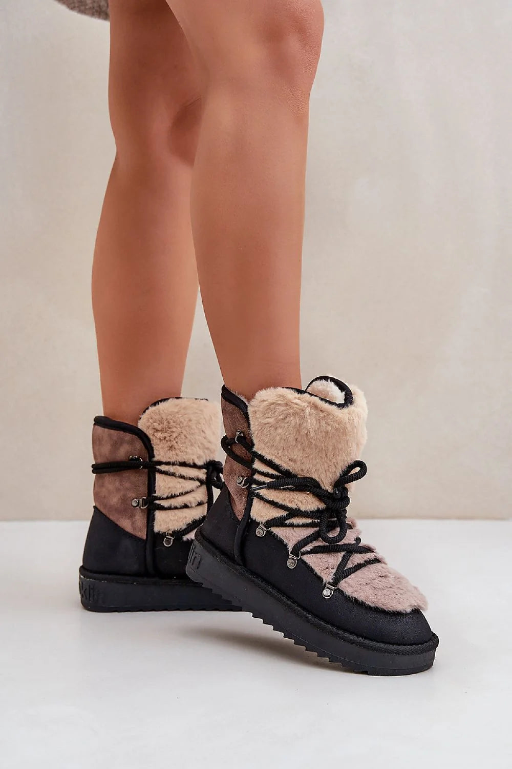 Bottes de neige pour femmes modernes style hiver chic confortables faux fourrure matériau synthétique écolo semelle caoutchouc