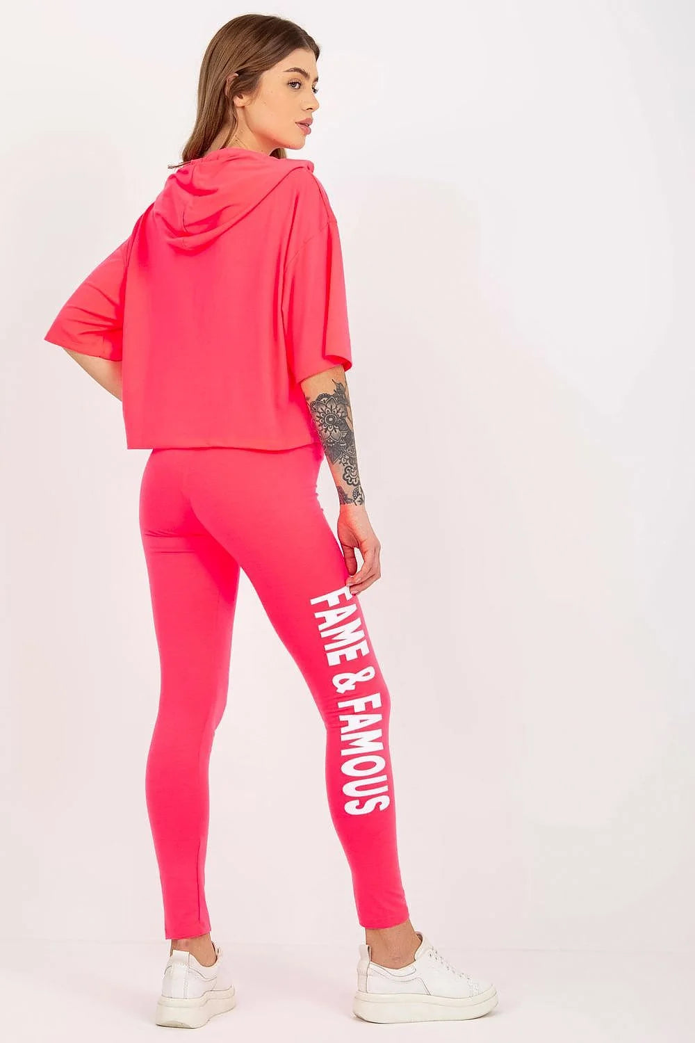 Ensemble sportif moderne femme sweat à capuche crop top leggings extensibles coton élasthanne look athleisure