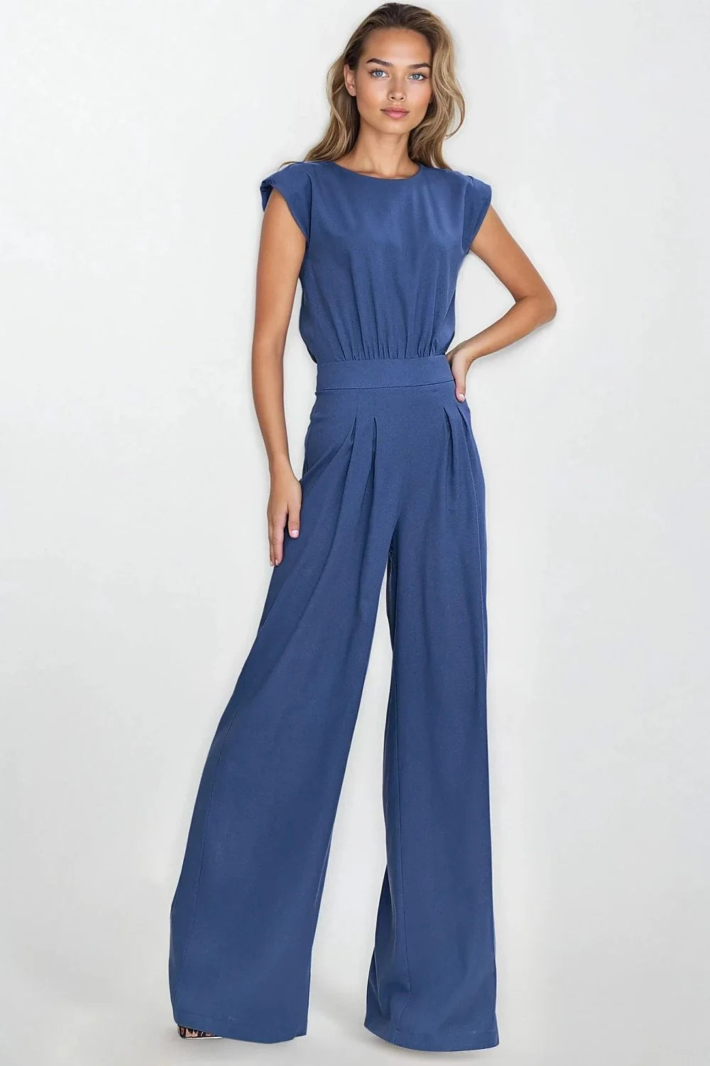 Combinaison élégante pour femme en rayonne et lin, bleu profond, style moderne, coupe ajustée à la taille, pantalon large, épaules structurées, occasion semi-formelle