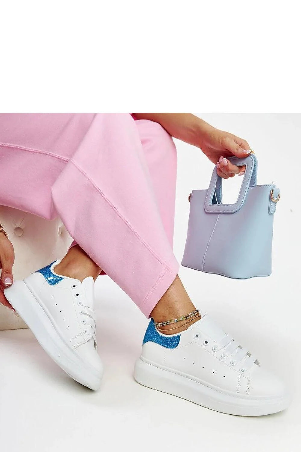 Baskets mode femmes style décontracté cuir synthétique blanche bleu pailleté semelle épaisse fermeture lacets perforations