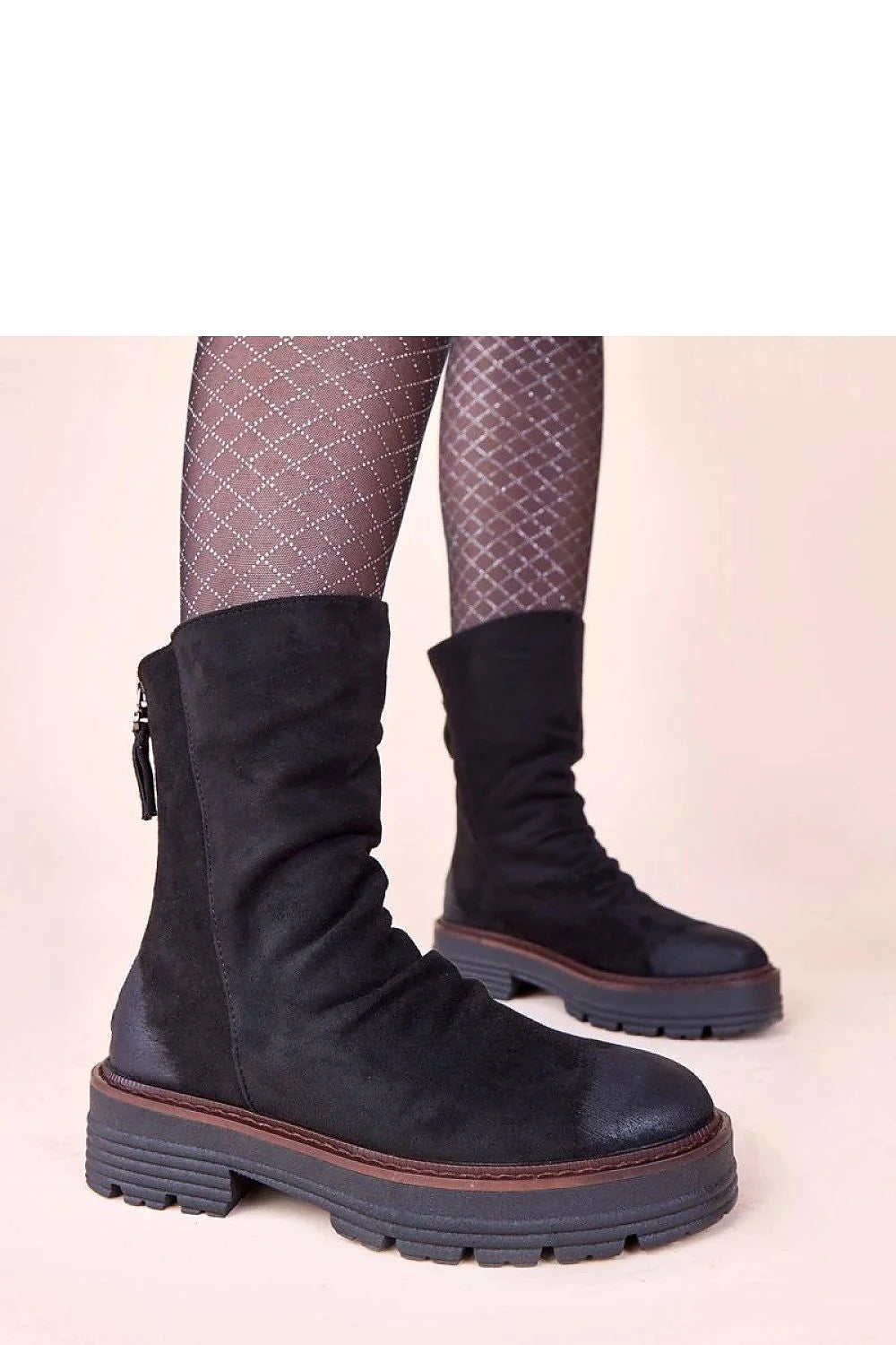 bottines noires Arlea Gemre cuir suédé écologique bout froncé rond tige froncée passepoil brun semelle crantée plateforme plate