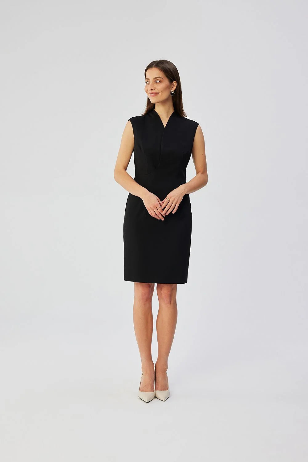 Robe de jour élégante sans manches encolure V plissée noir ajustée femme coupe droite professionnel