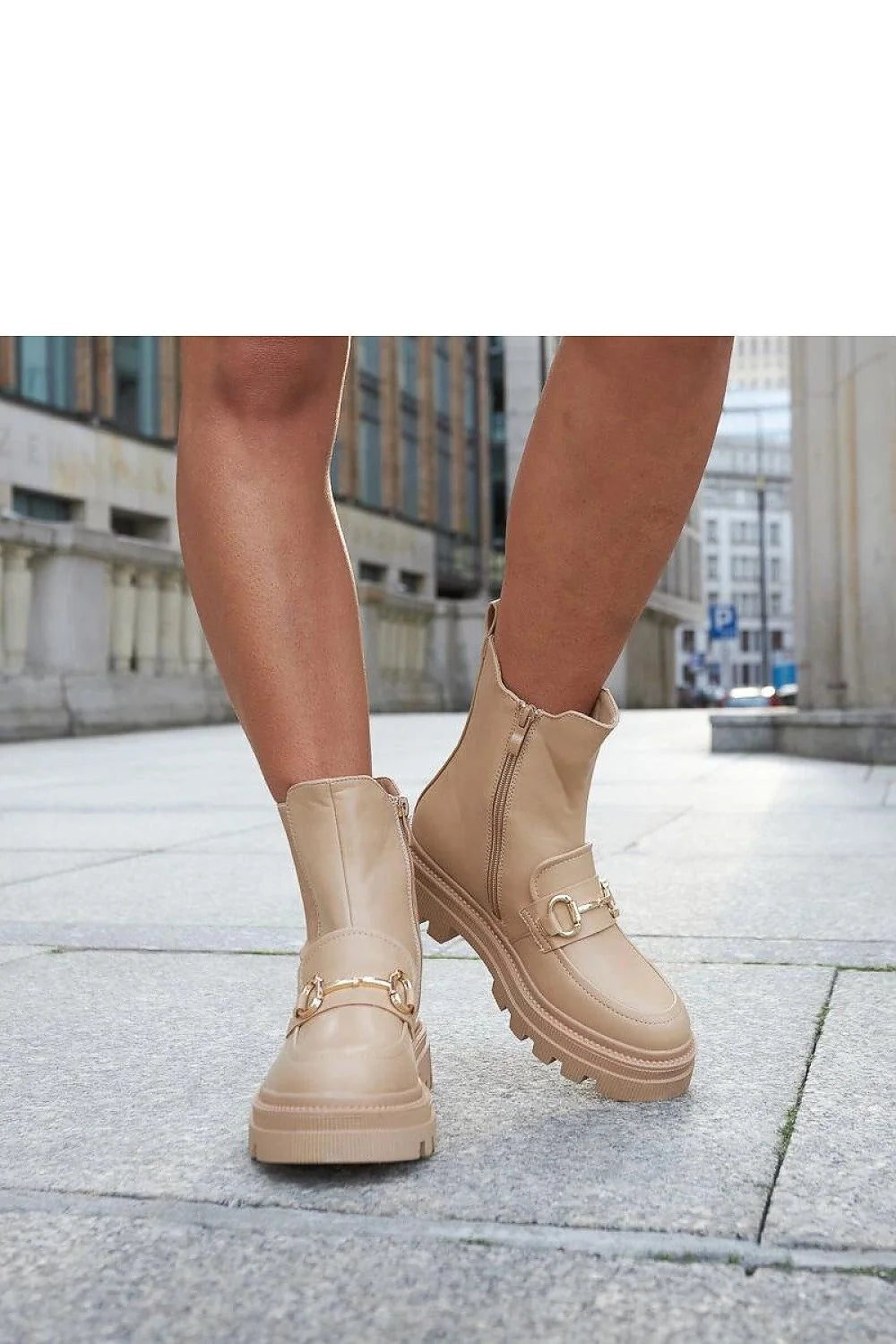 Bottines femme style urbain chic moderne cuir beige élastique latéral semelle épaisse talon haut boucle dorée