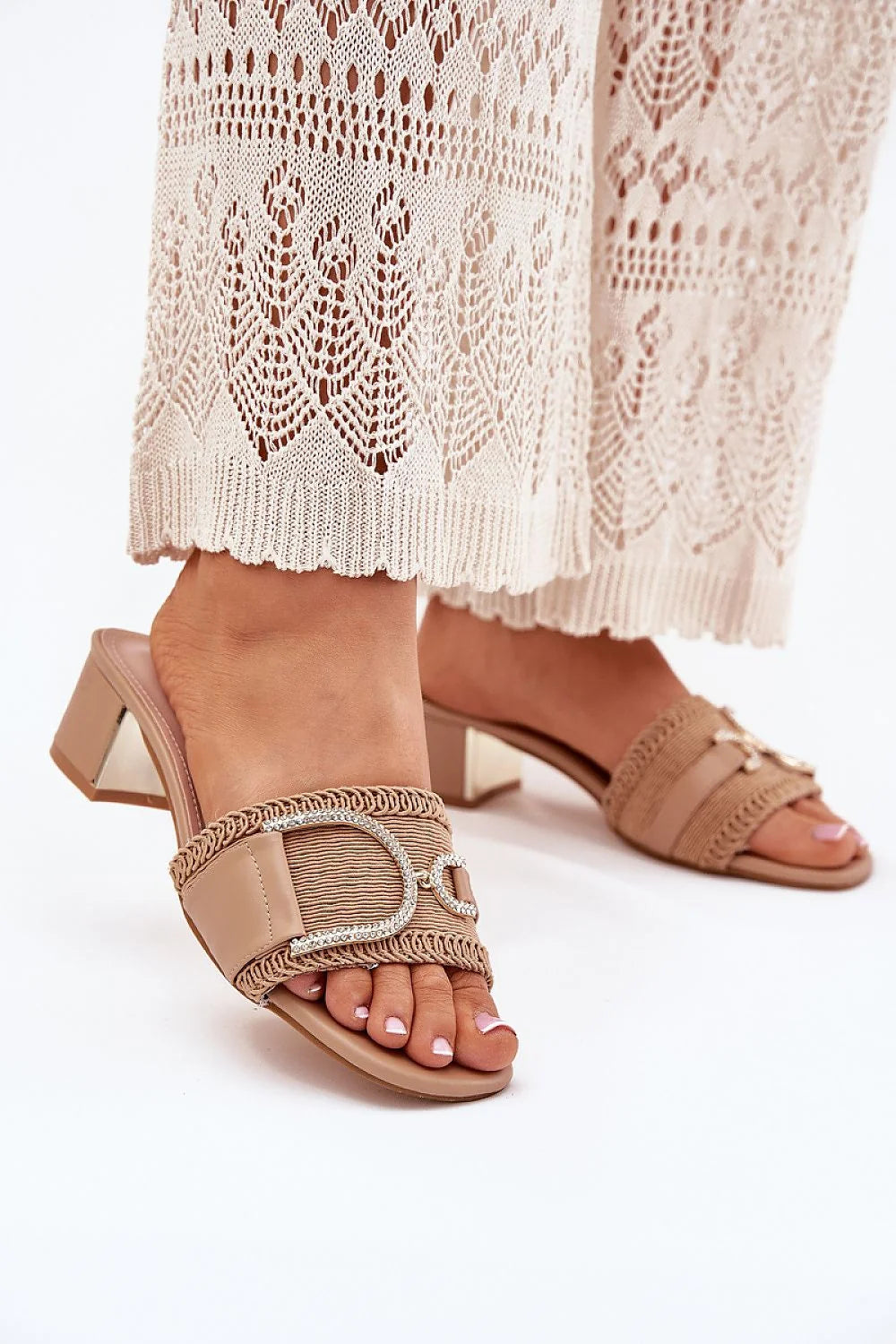 Mules femmes ouvertes talon carré medium style chic détails strass cuir beige confortable occasion spéciale