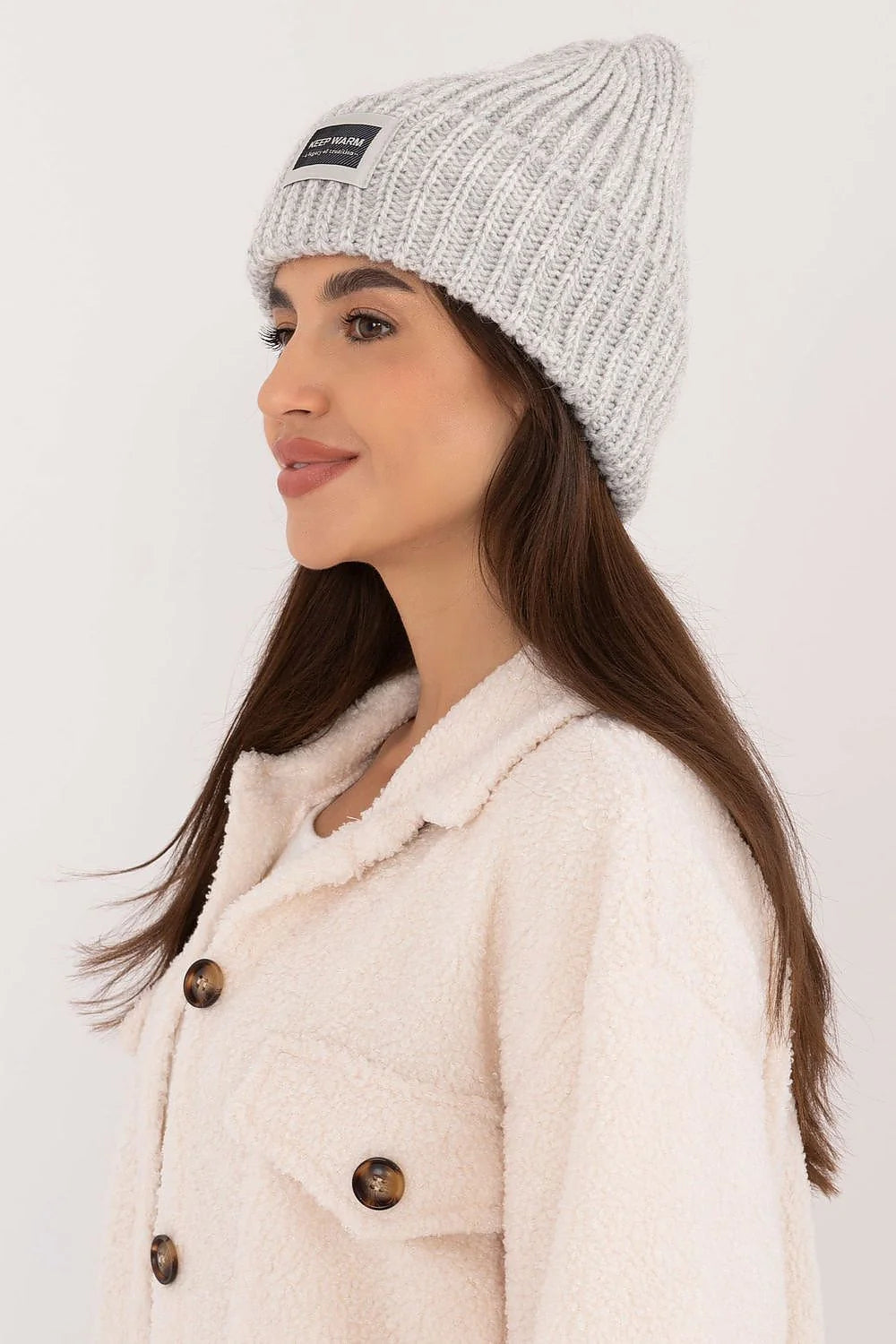 Bonnet mode femme acrylique doux élégant écusson KEEP WARM gris clair style casual chaleur hiver
