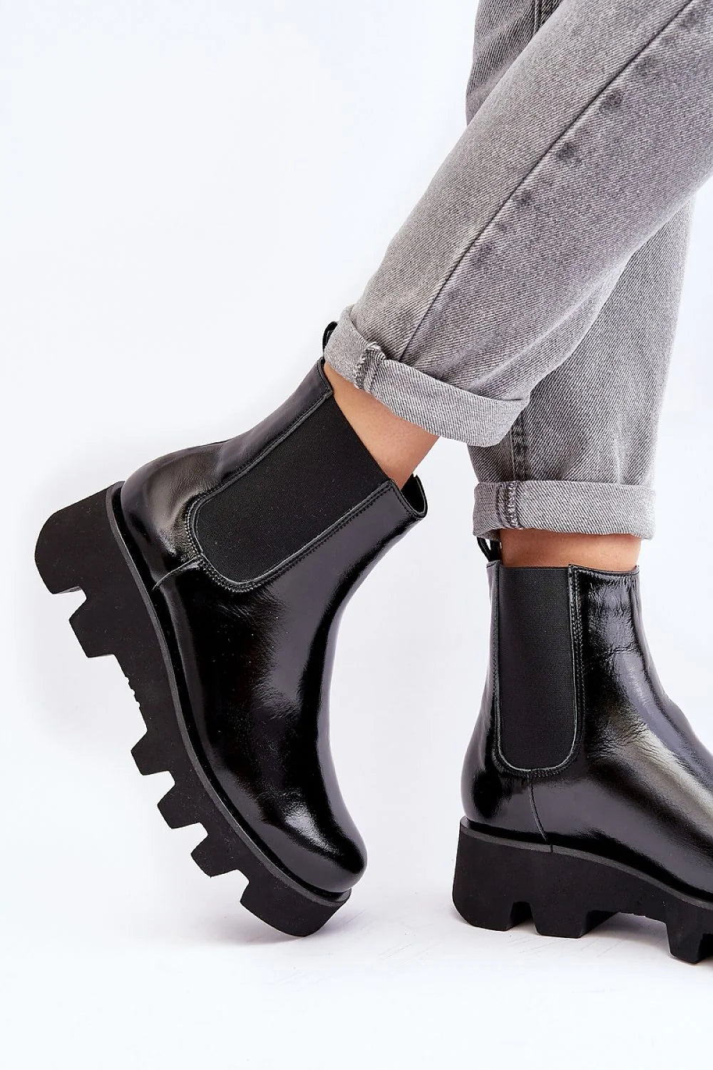 Bottines Chelsea pour femmes en cuir verni noir style moderne et sophistiqué talon bas semelle épaisse crampons maintien cheville confort quotidien