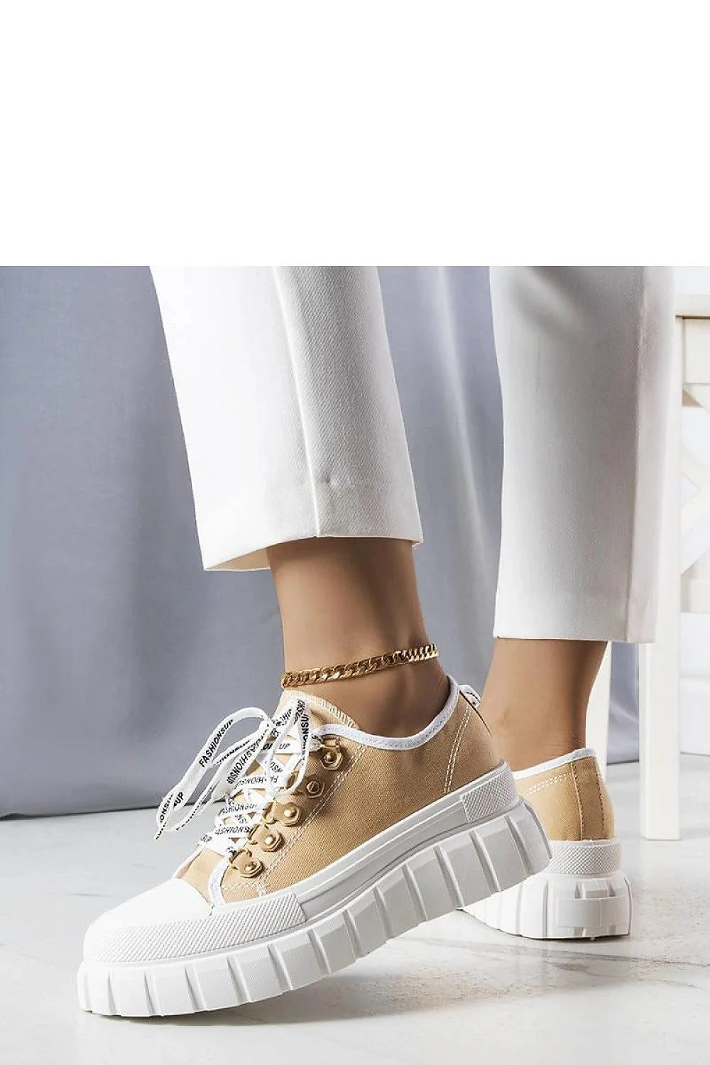 Baskets Solea femme beige plateforme semelle épaisse crantée chunky lacets blancs imprimés œillets dorés bout renforcé coupe basse confortable urbain