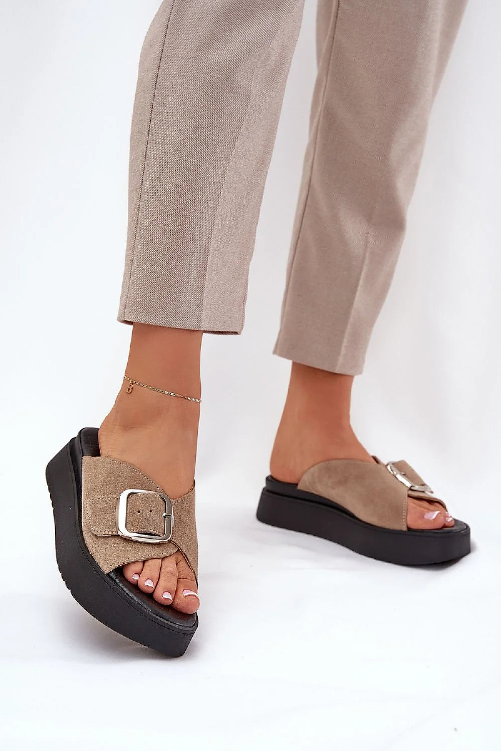 Sandales plateforme cuir suédé taupe beige mules sliders bride large boucle métallique argentée semelle noire rembourrée antidérapante confortables ajustables urbaines