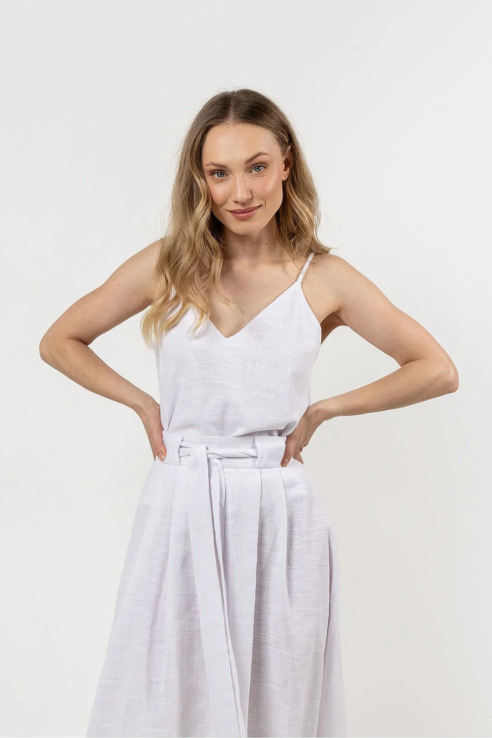 Robe d'été féminine élégante minémaliste décolleté en V bretelles fines tissu léger respirant femme mode robe occasionnelle