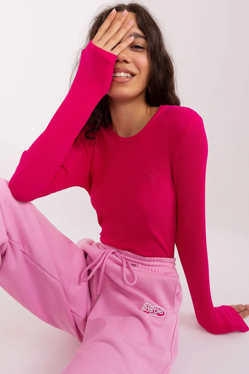 Pull à manches longues ajusté côtelé rose vif avec motif cœur, joggers élastiqués rose pâle femme