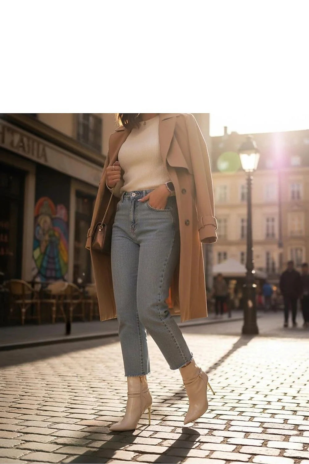 bottines beige ivoire cuir synthétique finition brillante talon aiguille doré bout pointu tige mi cheville bride boucle fermeture éclair latérale