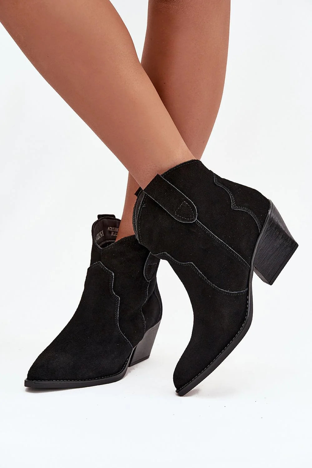 bottines femme suède noir western bout pointu talon bloc moyen hauteur cheville languettes enfilage surpiqûres décoratives doublure fourrure chaude