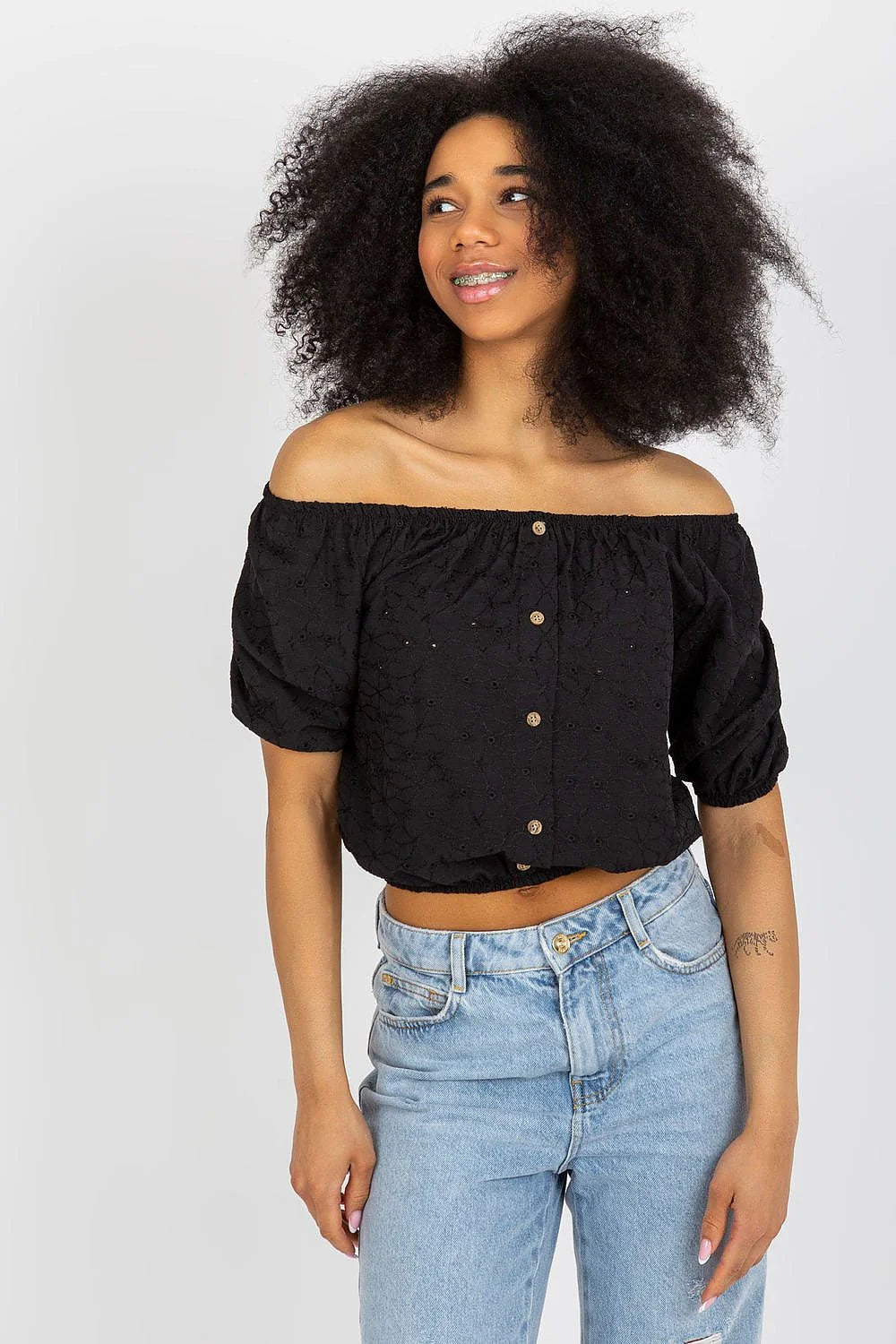 chemisier boho crop noir broderie anglaise bardot épaules dénudées manches courtes bouffantes boutons bois taille élastiquée coton léger estival