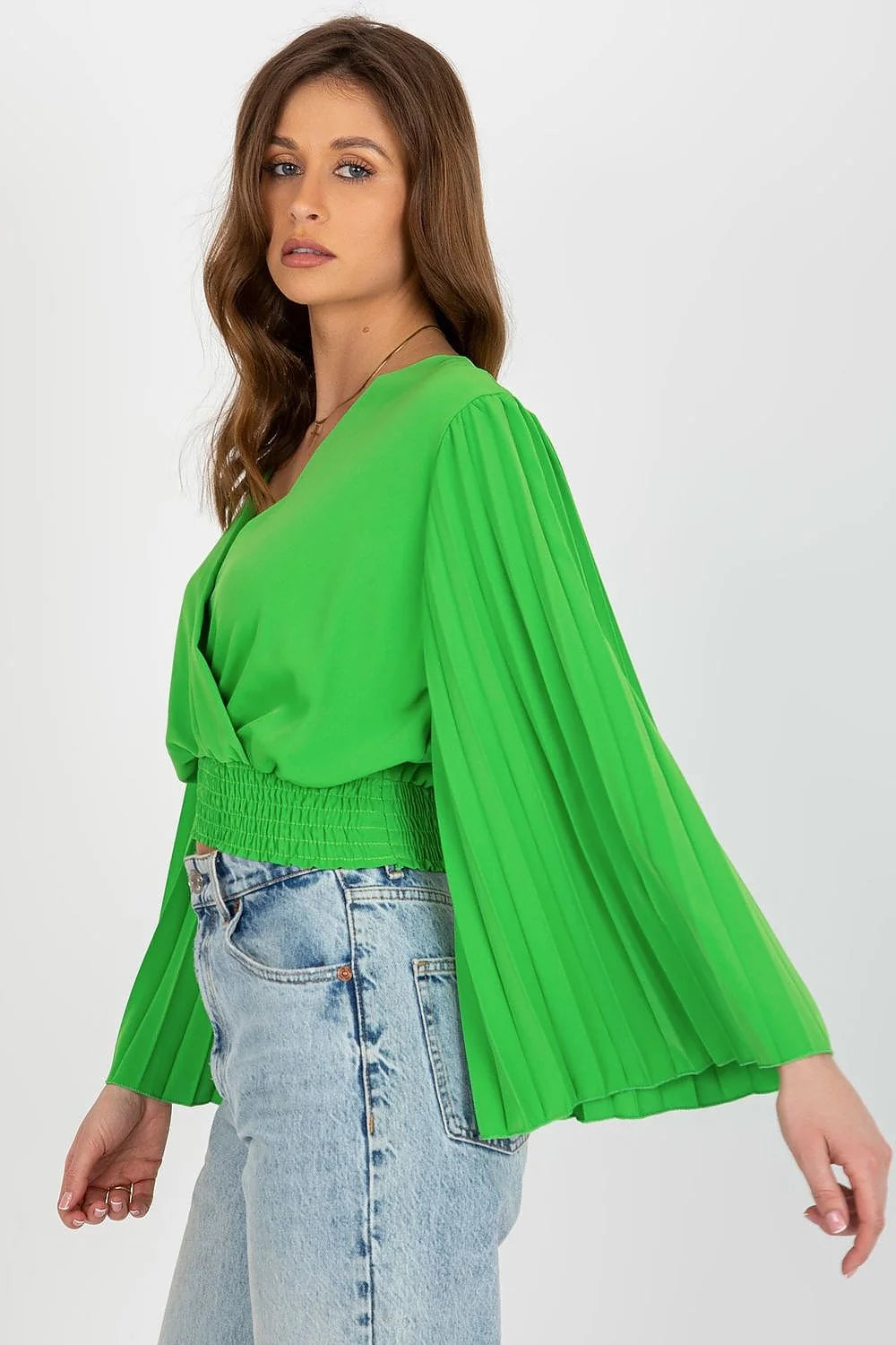 Chemisier design audacieux décolleté V plongeant manches longues larges plissées élastique taille smocké couleur vert vif style moderne féminin