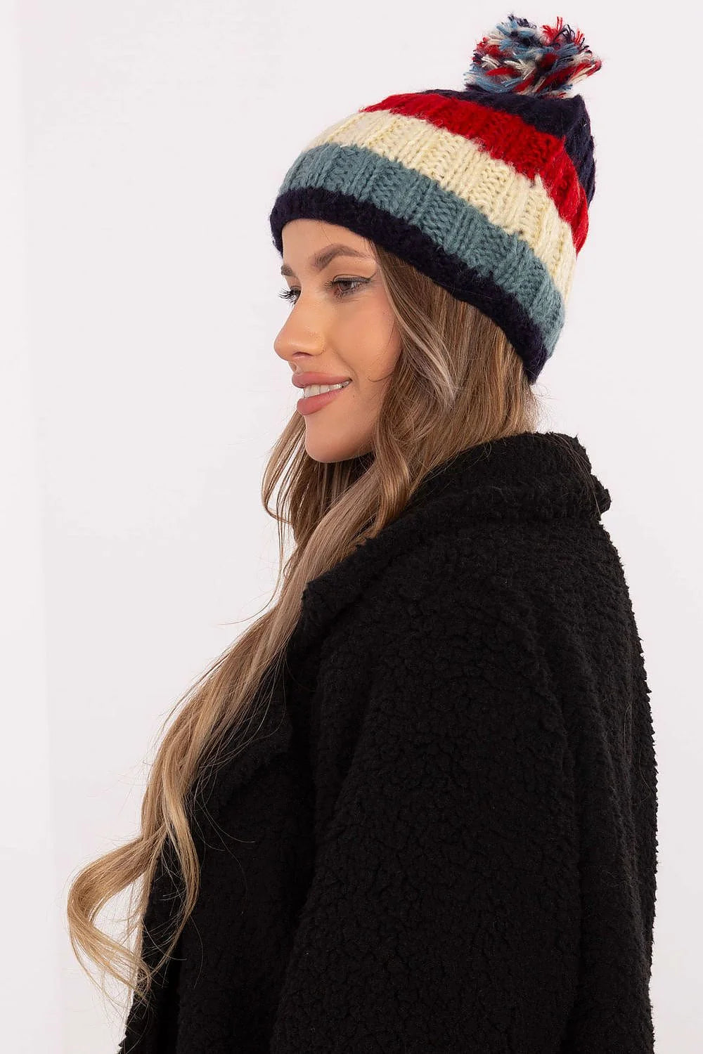 bonnet tricoté rayé multicolore pompon laine mélangée douillet chaud épais côtelé ajusté élastique confortable moderne décontracté citadin hivernal tendance