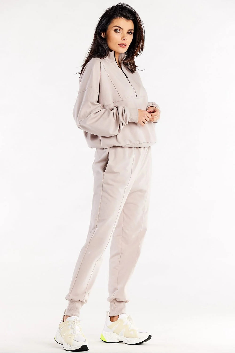 ensemble survêtement femme beige athleisure sweat demi zip col montant manches tombantes élastiquées pantalon taille haute coupe droite molletonné