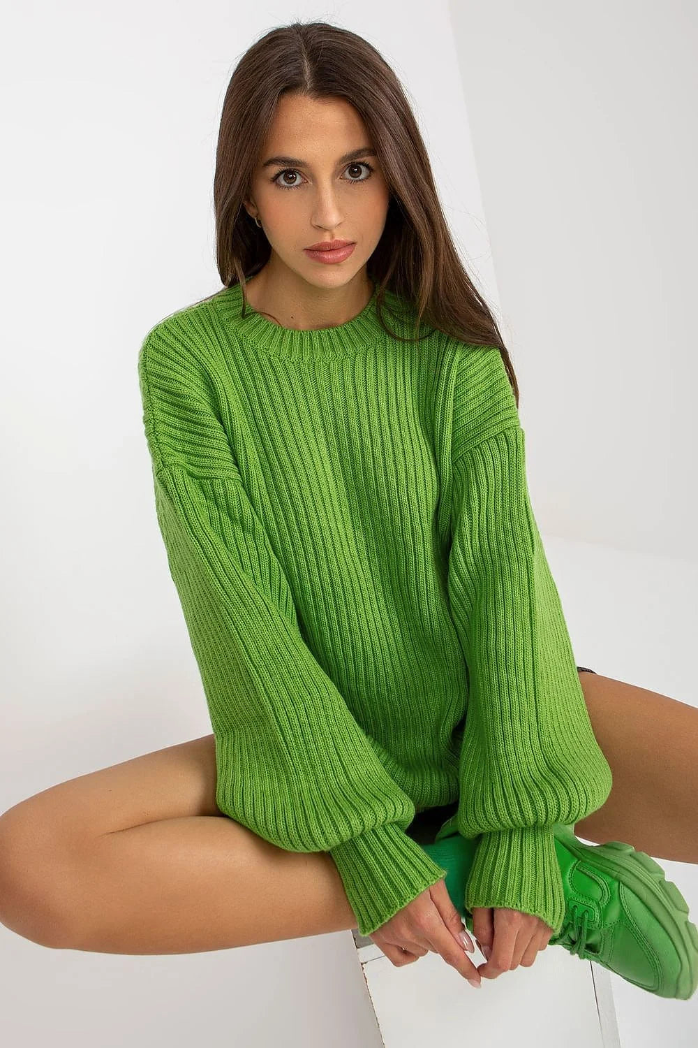 Chandail femme ample manches longues col rond matériau doux style moderne couleur verte vif tricot côtelé finitions soignées