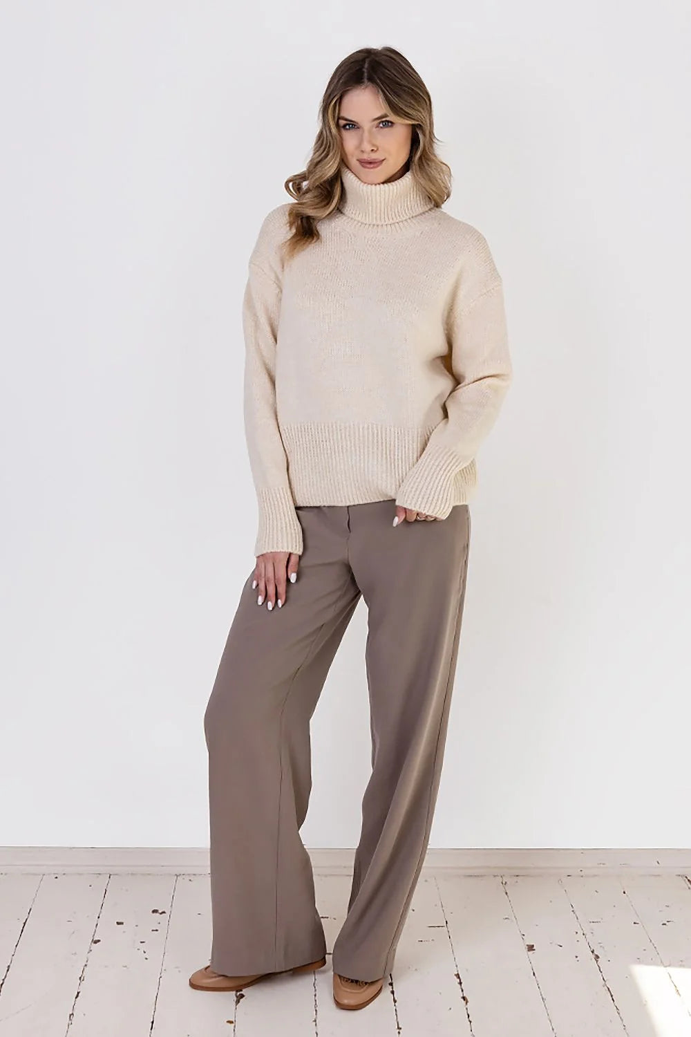 Pull femme col roulé beige longues manches coupe droite matériau tricoté épaules tombantes ribs côtelés hiver 2023
