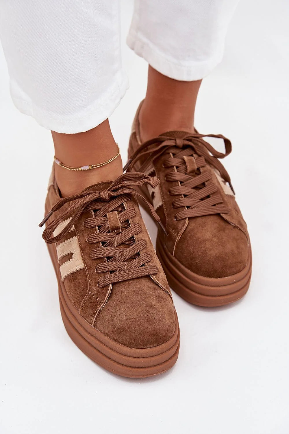 baskets plateformes femme suède naturel marron lacets tige basse bandes contrastantes beige rétro chic semelle intérieure cuir antidérapante