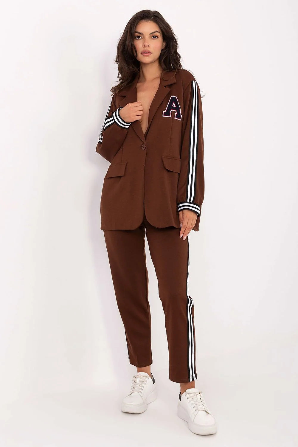 ensemble femme casual confortable molletonné blazer oversize boutonné col cranté écusson appliqué manches longues bordcôtes poignets pantalon slim taille haute