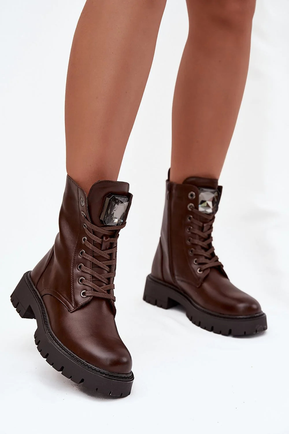 bottines femme cuir écologique marron foncé bout rond tige cheville lacets zip œillets métalliques semelle crantée doublure mousse chaude