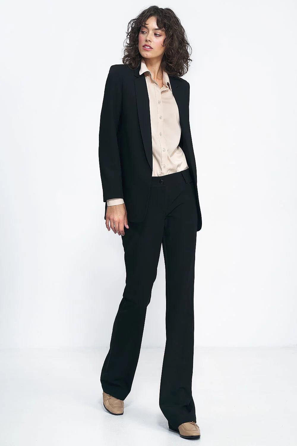 blazer femme noir élégante sans fermeture coupe droite longueur hanches col tailleur épaules structurées manches longues tissu fluide viscose polyester