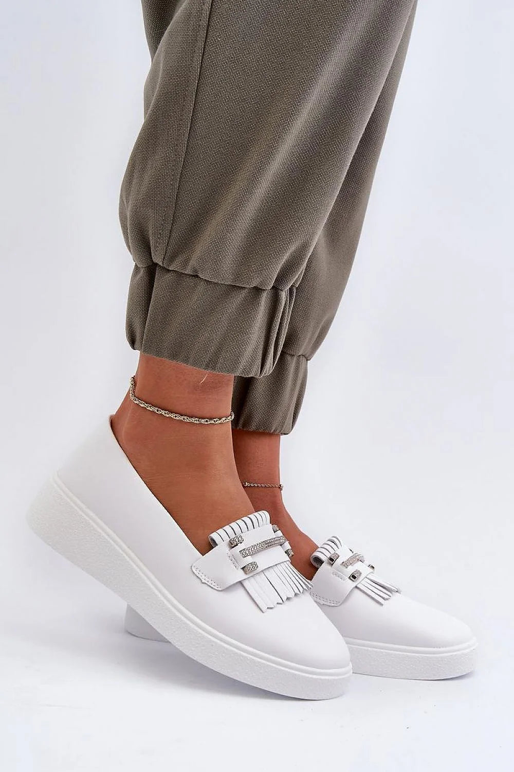 mocassins femmes blancs similicuir lisse design moderne franges métalliques bride strass semelle plateforme épaisse caoutchouc confort amorti coutures élégants polyvalents