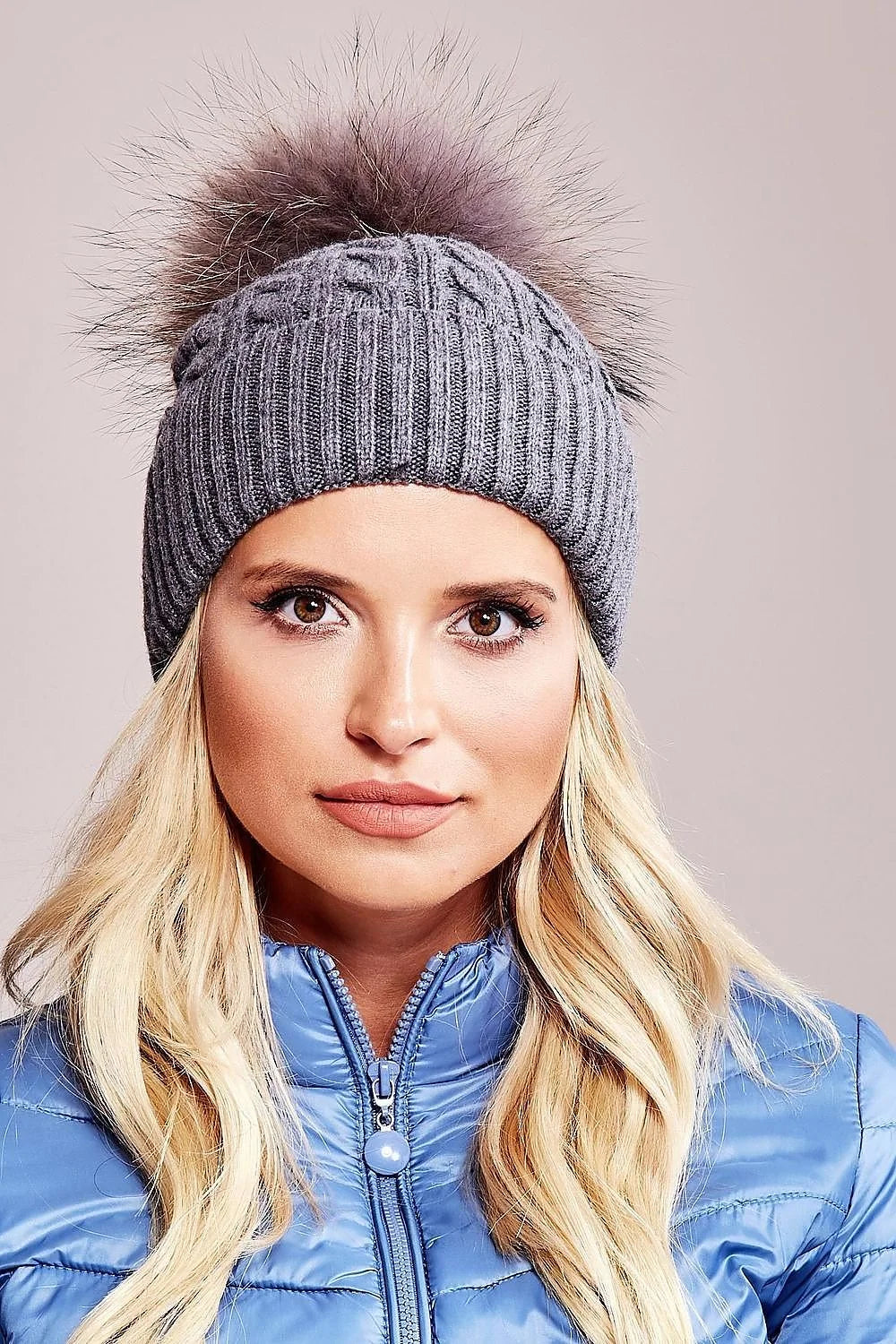 Bonnet d'hiver pour femmes style moderne avec pompon en fausse fourrure maille côtelée acrylique coton cachemire gris subtil
