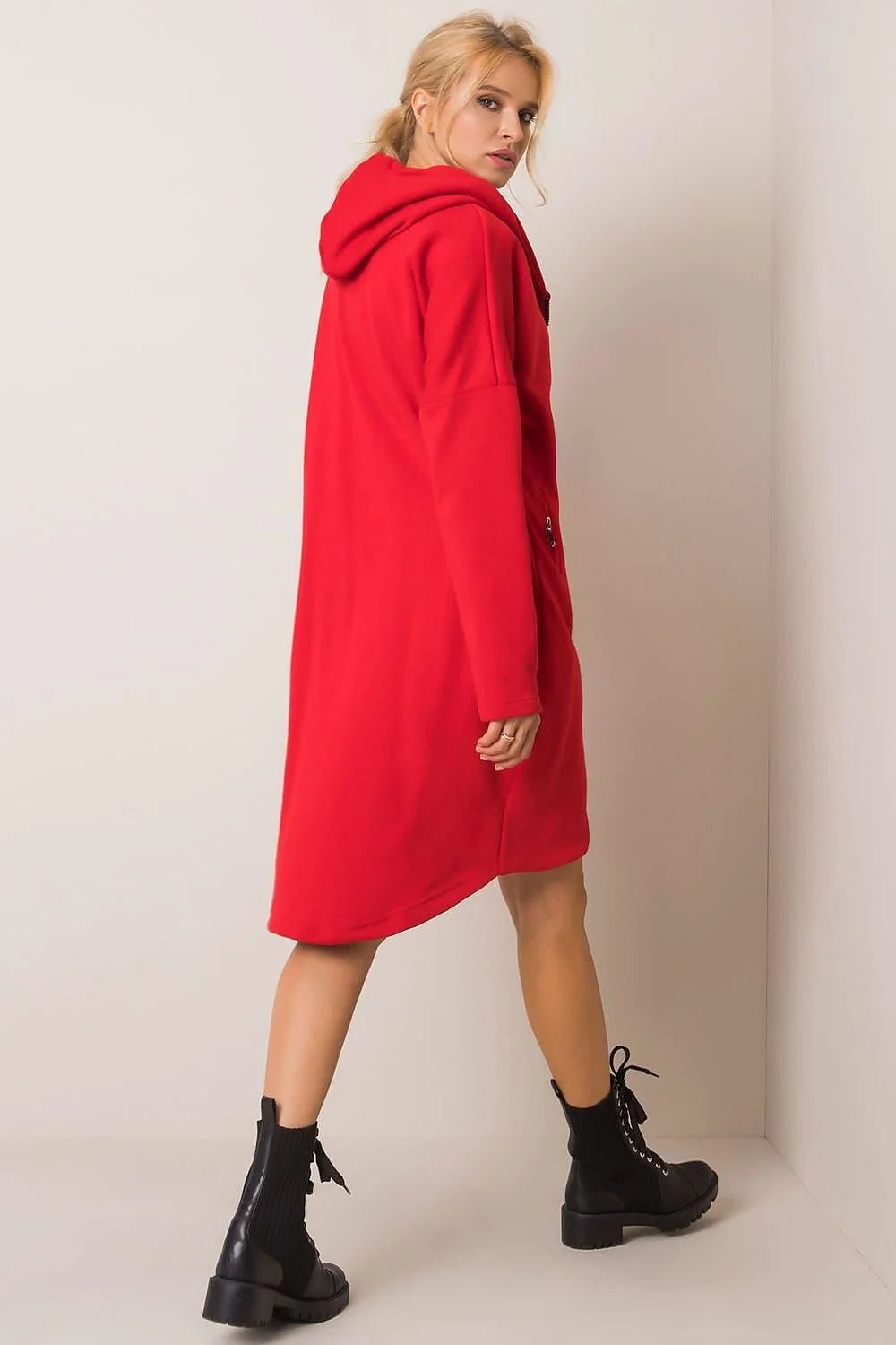 Manteau pour femmes design moderne audacieux couleur fuchsia vif coupe oversize matériau structuré fonctionnalité confort