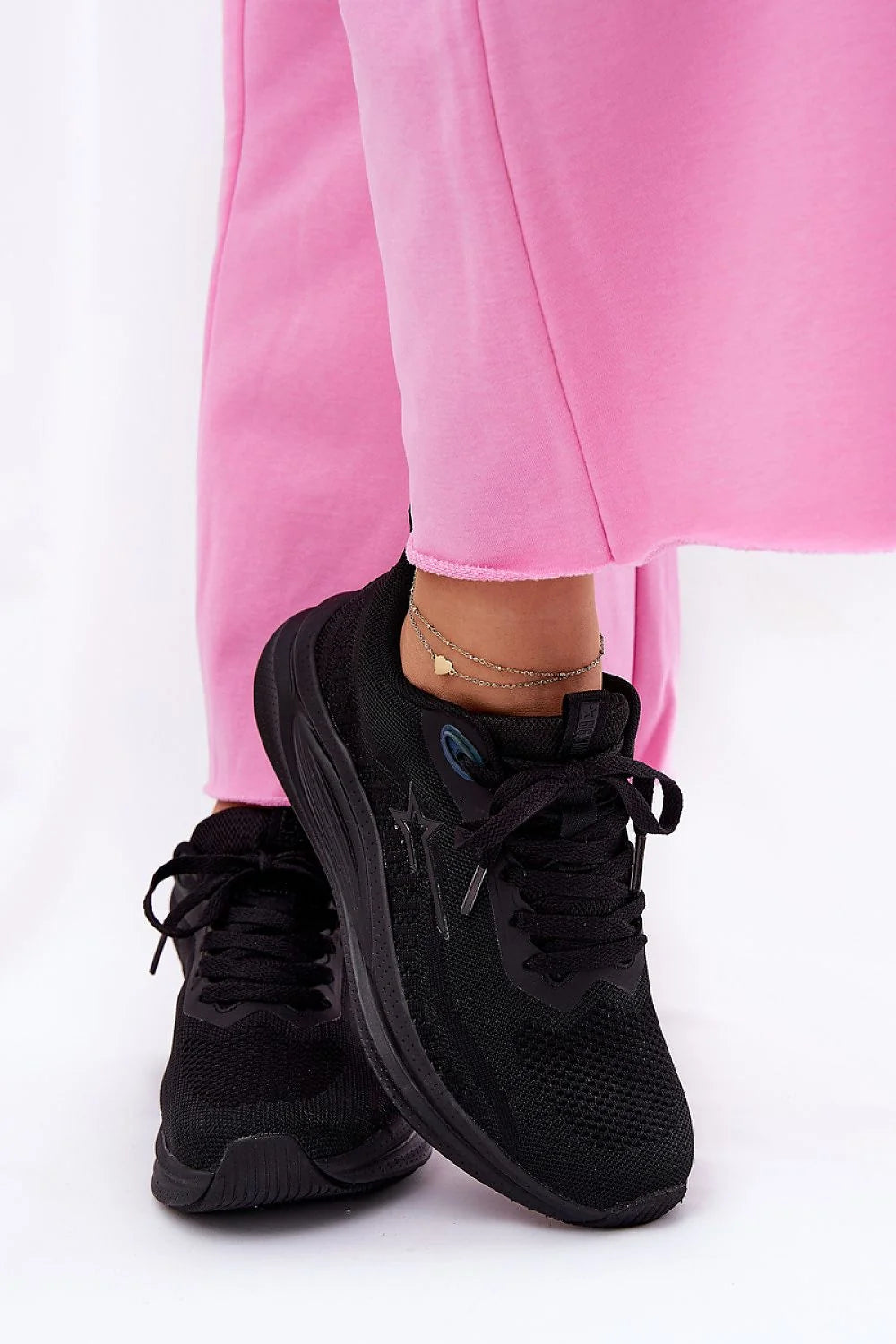 Chaussures de sport modernes pour femmes en mesh noir, confortables et légères, style sportif, amorti élevé, plateforme stabilisante, logo étoile, idéales pour le quotidien et les loisirs