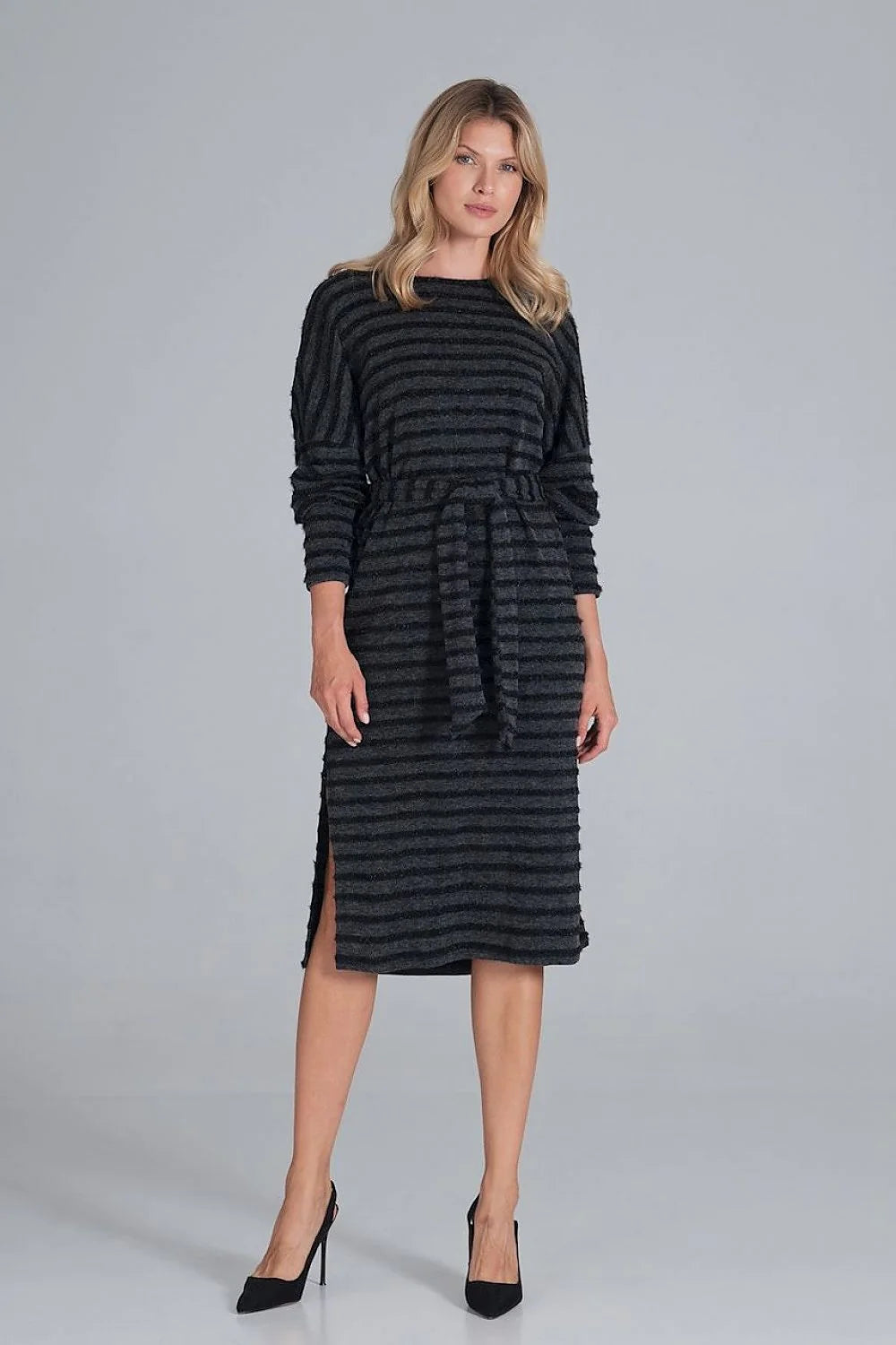 Robe tricot rayée grise élégante et décontractée avec ceinture pour un style chic quotidien