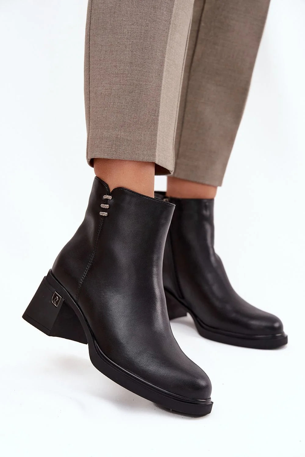 bottines femme cuir noir talon bloc tige courte bout rond doublure chaude fermeture éclair rivets décoratifs antidérapante élégantes confortables