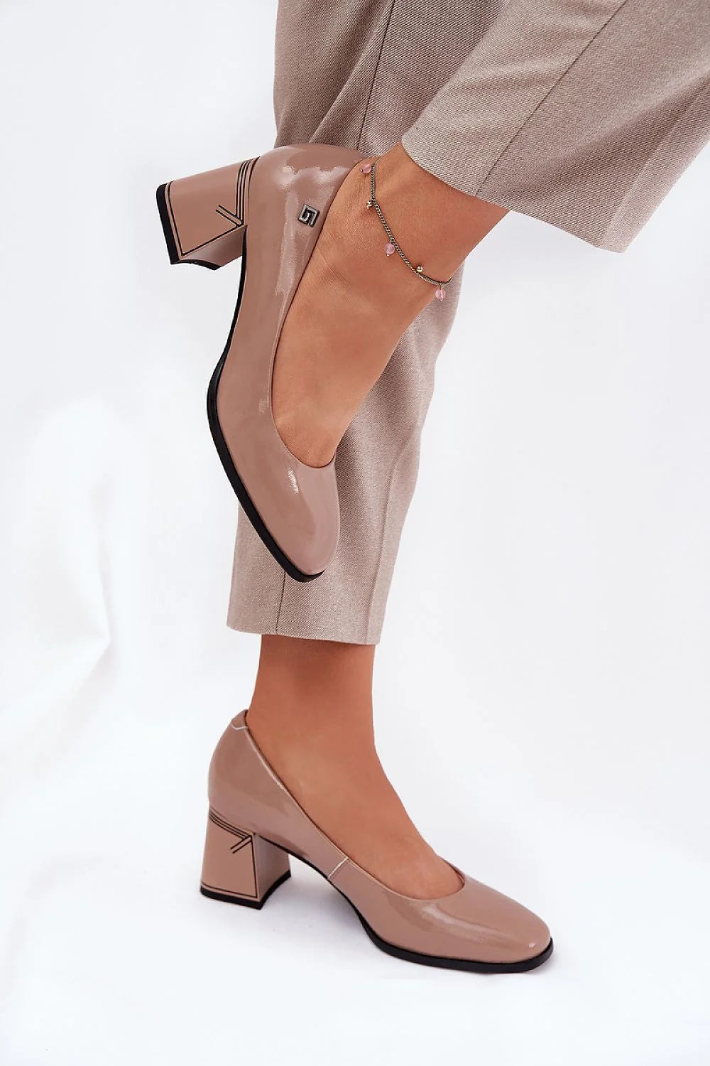 Escarpins élégants cuir verni beige taupe talon bloc 4-5 cm femmes confortables soirée travail