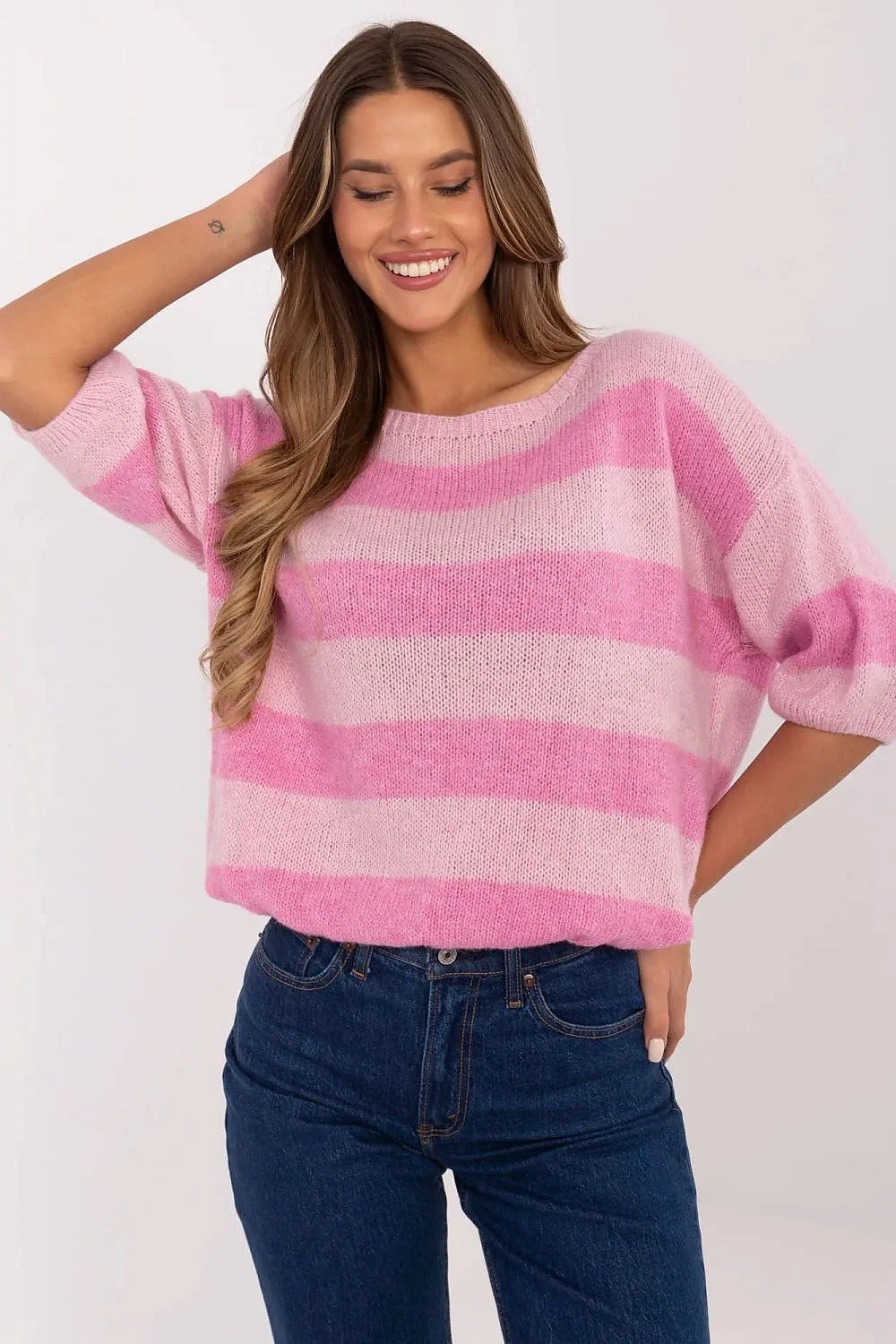 Pull femme col rond manches courtes maille douce rayures horizontales roses longueur standard coupe ample