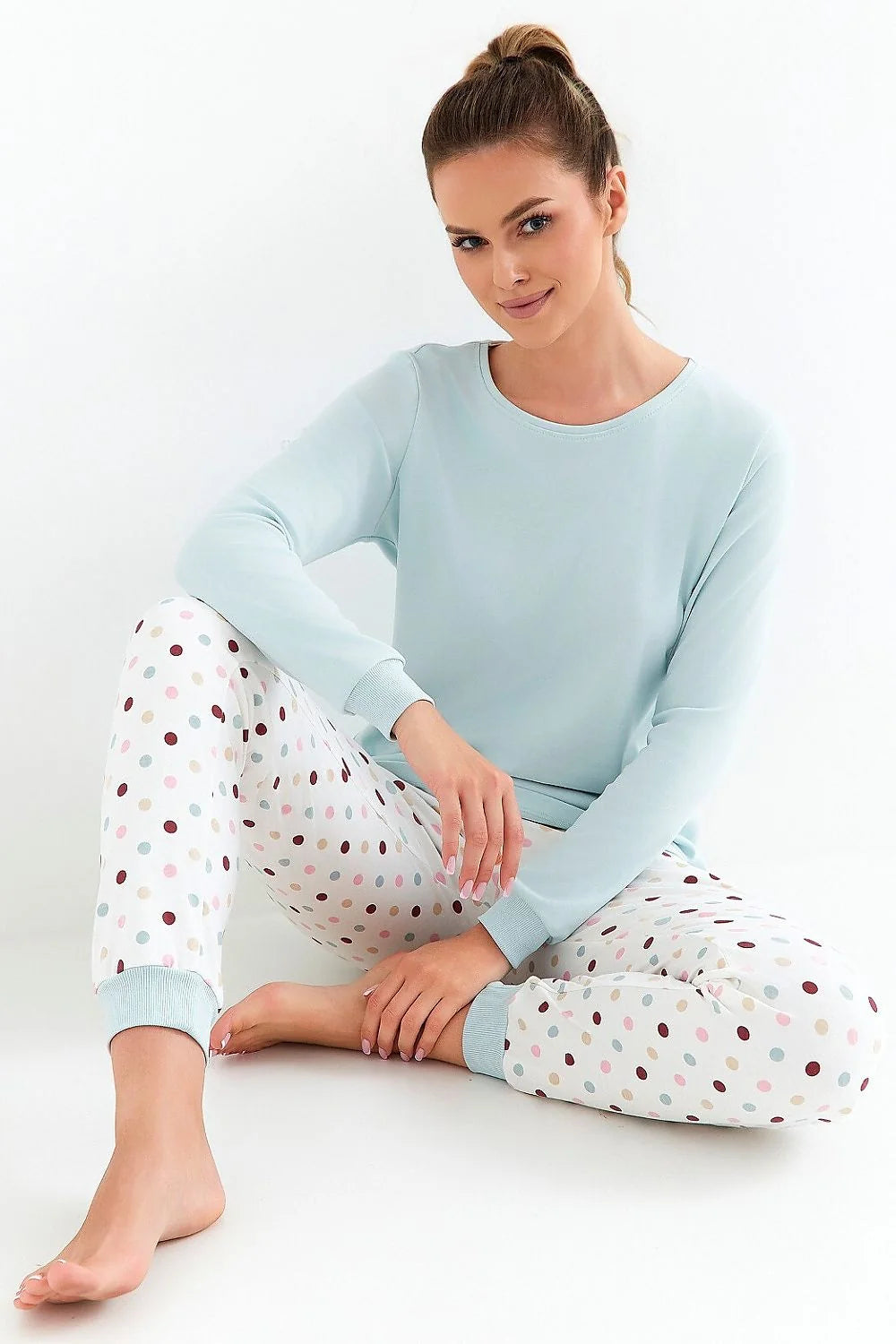 pyjama femme coton doux bleu pastel haut manches longues col rond pantalon jogger blanc pois multicolores taille élastique côtes confort