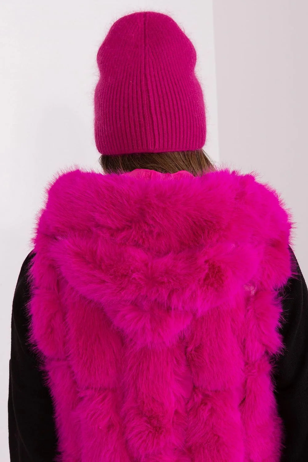 Bonnet et gilet en tricot rose vif pour femme, style audacieux et confortable, matières luxueuses et détails brillants