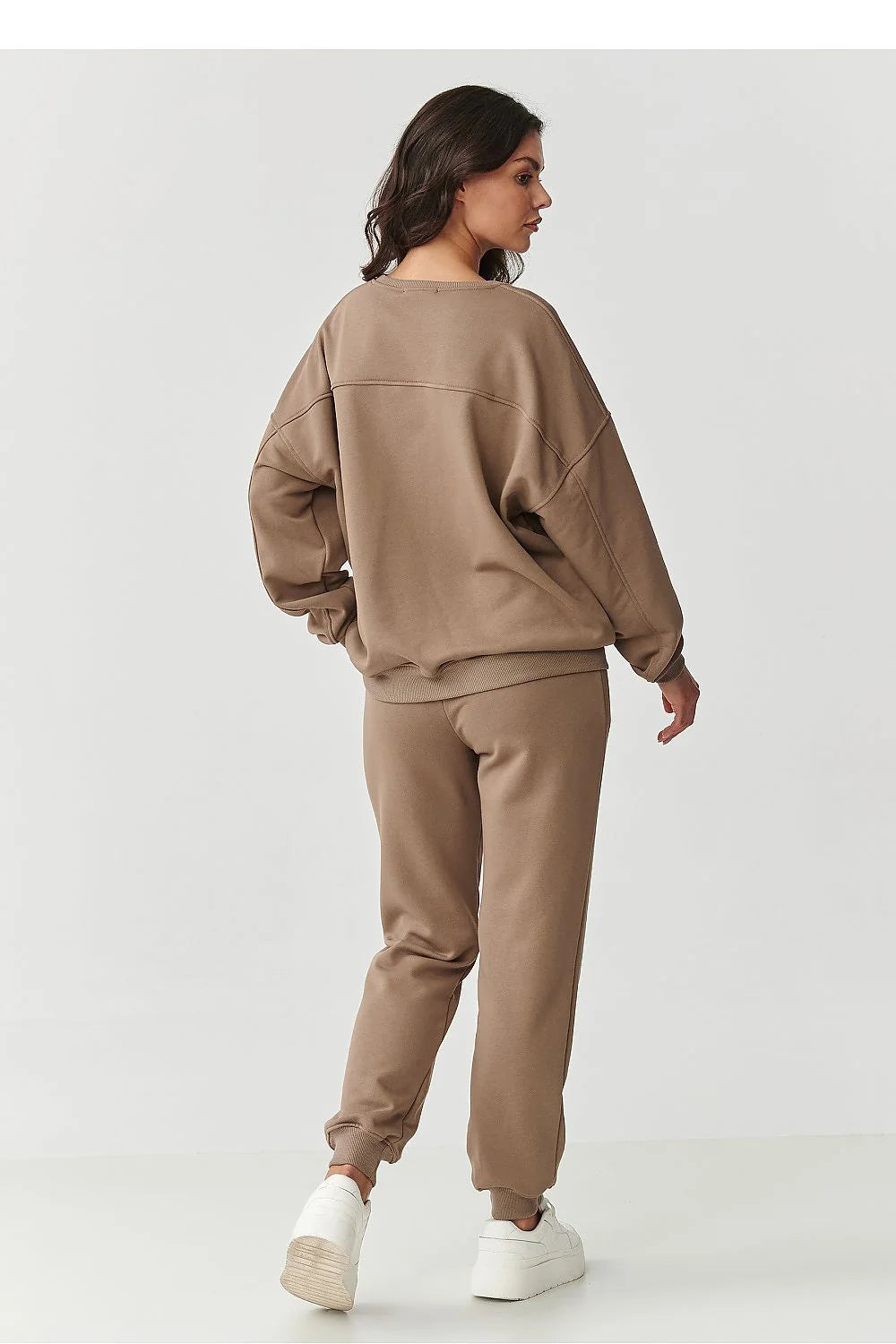 ensemble survêtement femme taupe moka sweat oversize manches tombantes molleton doux côtelé poignets logo brodé jogger taille élastique