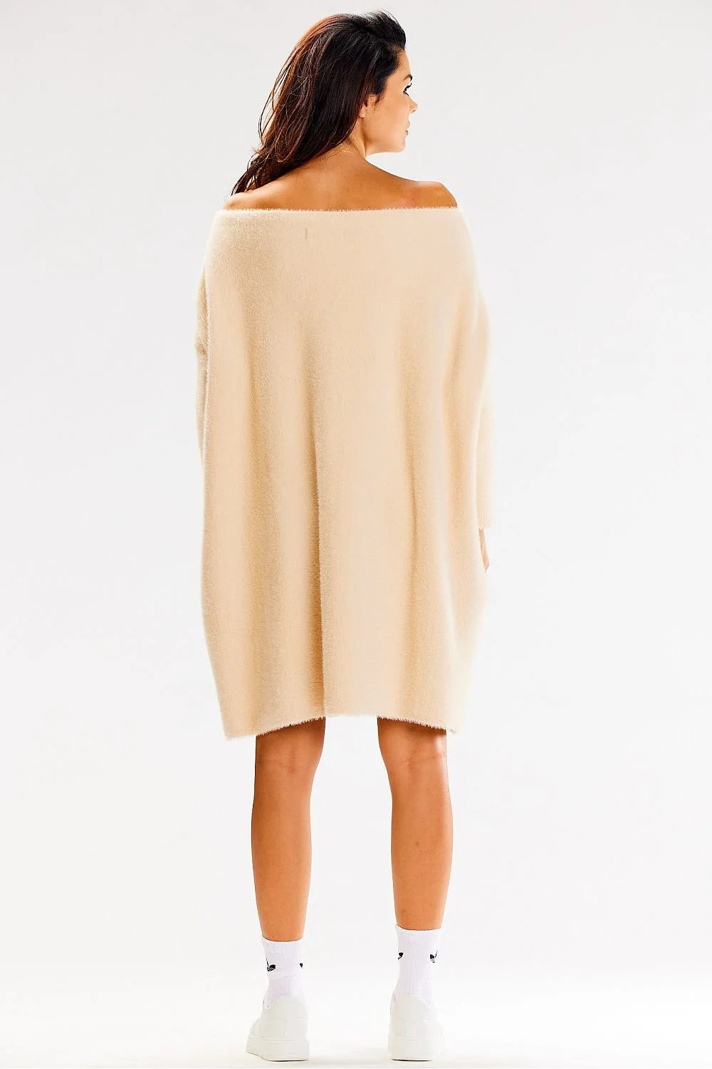 Robe pull oversize femme style décontracté moderne couleur beige clair longueur au-dessus du genou manches longues en maille douce