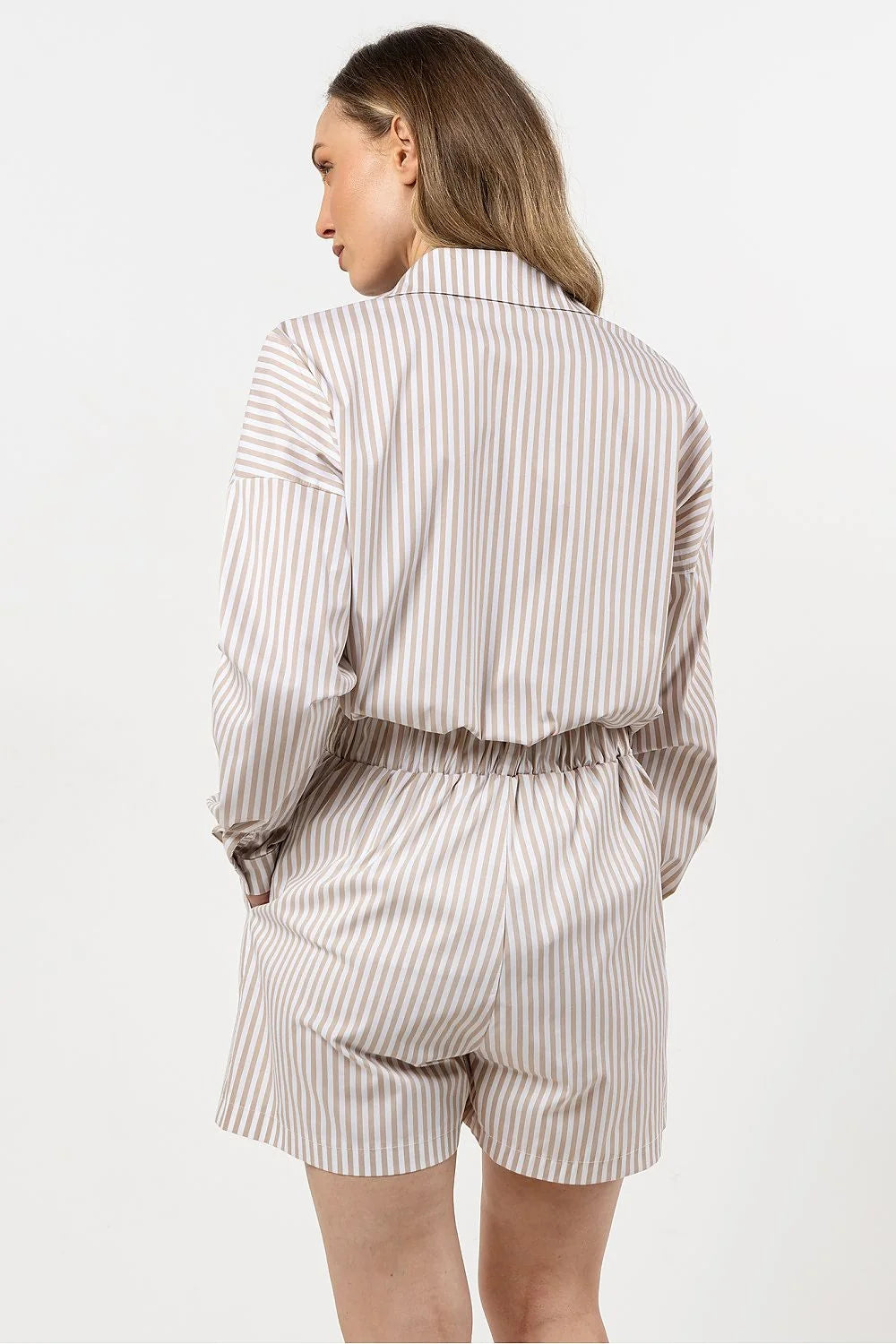 Chemise manche longue à rayures blanches et beiges, short taille haute, ensemble été femme, look élégant et décontracté