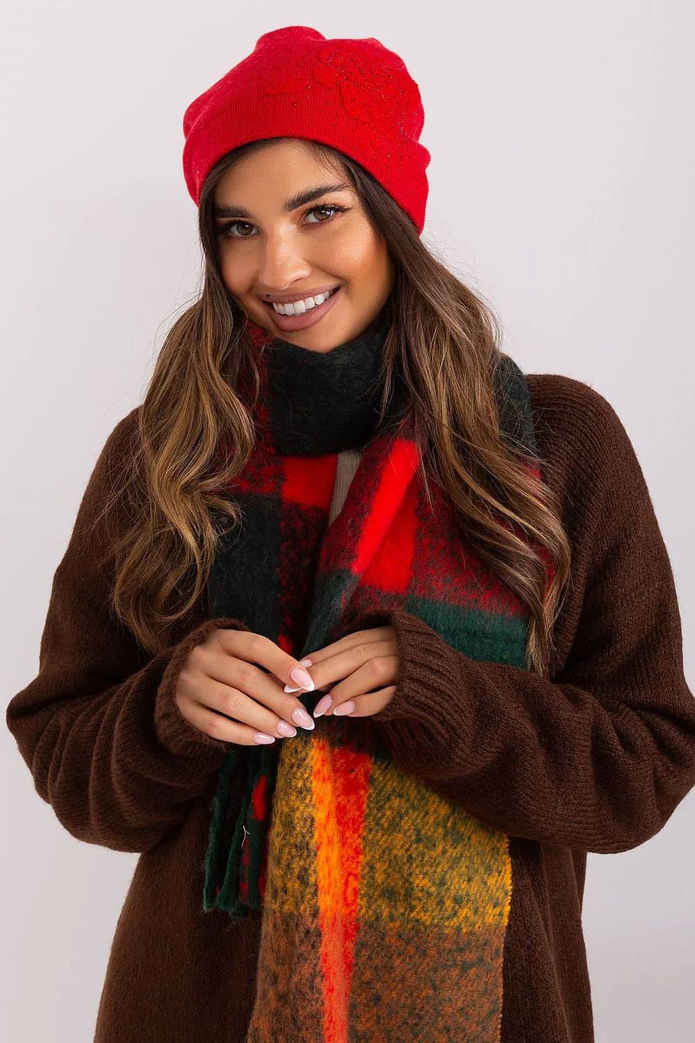Bonnet d'hiver en cachemire pour femme, style classique, strass, acrylique 50%, coton 30%, cachemire 20%, couleur rouge vif, motifs discrets, élégance et confort