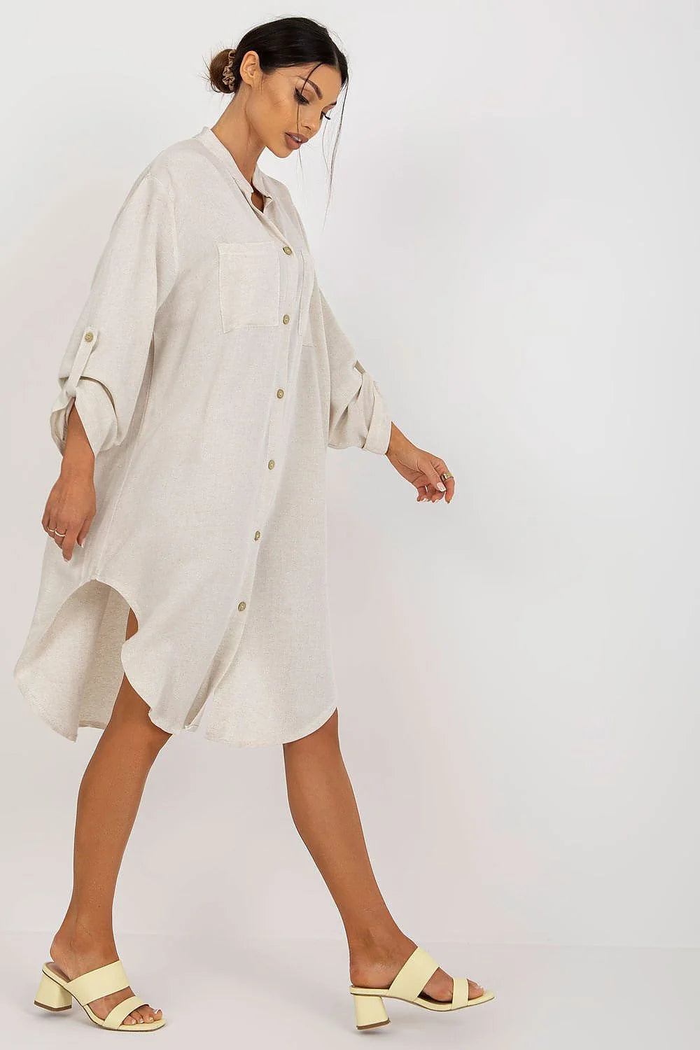 Robe chemise féminine design épuré style minimaliste coupe ample tissu fluide manches longues boutons bois